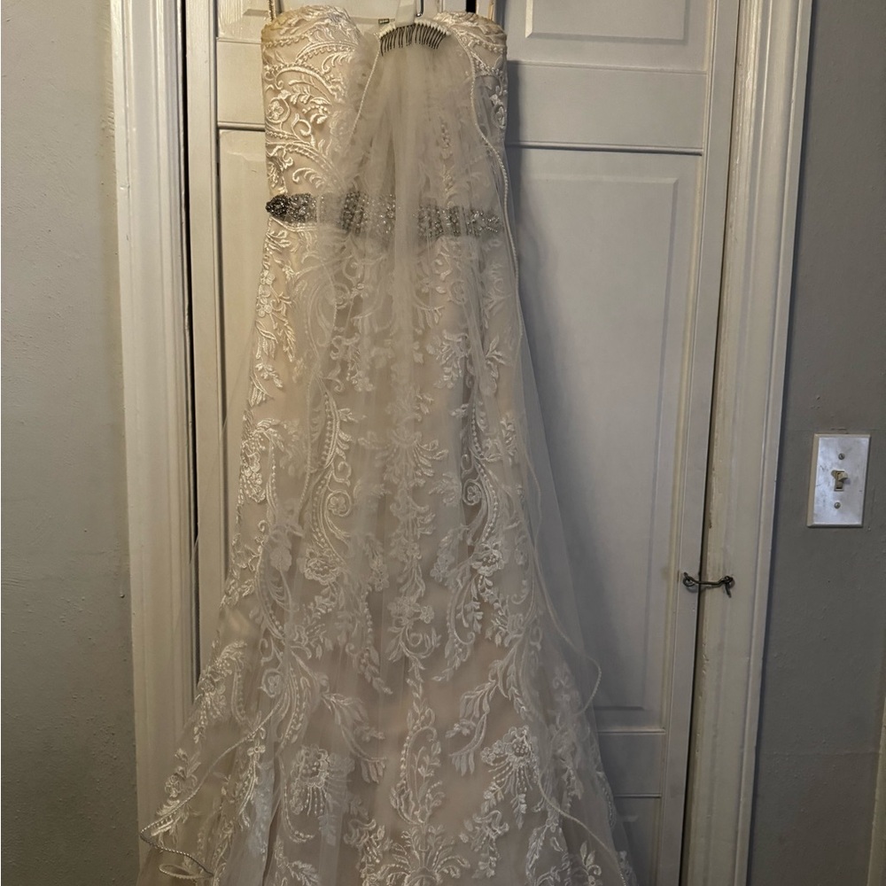 Elegant Lace Strapless Wedding Dress